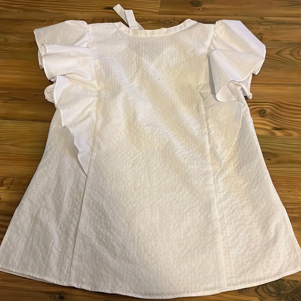 Bought this super cute blouse last year, just didn’t flatter me.